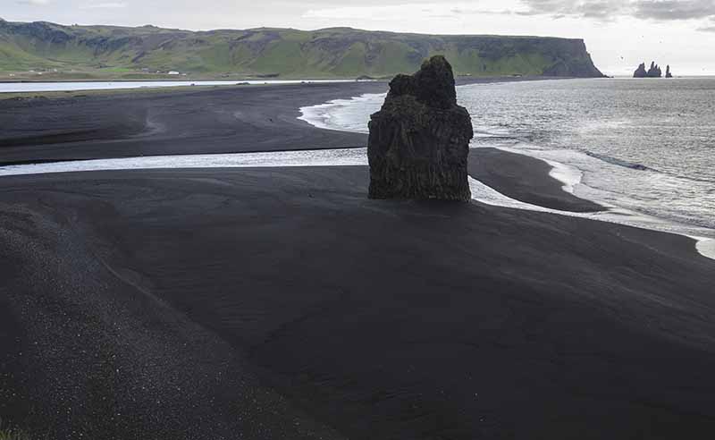 Islandia 134 - reserva natural de Dyrholaey - acantilados de Dyrholaey y playa de Reynisfjara.jpg